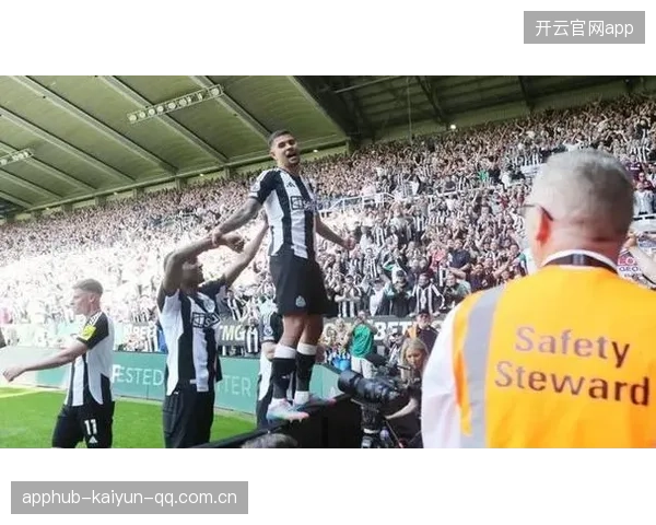阿森纳趁乱登顶，英超争冠大战提前进入白热化